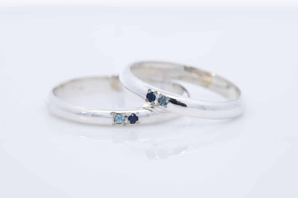 青色の宝石を石留めした指輪