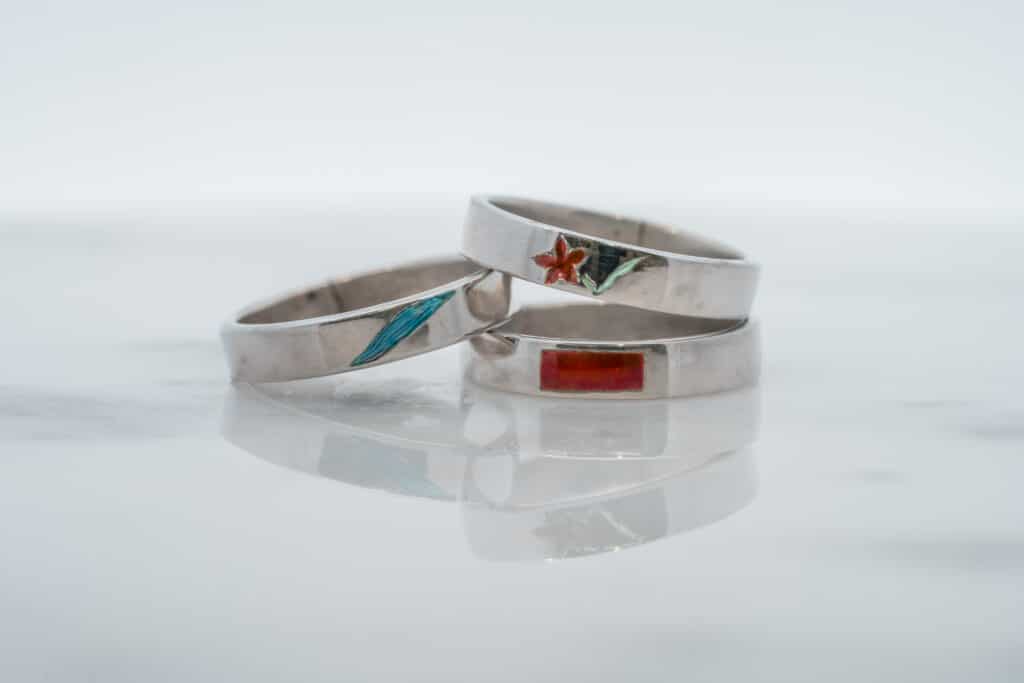 赤色のエマーユリング（複数）