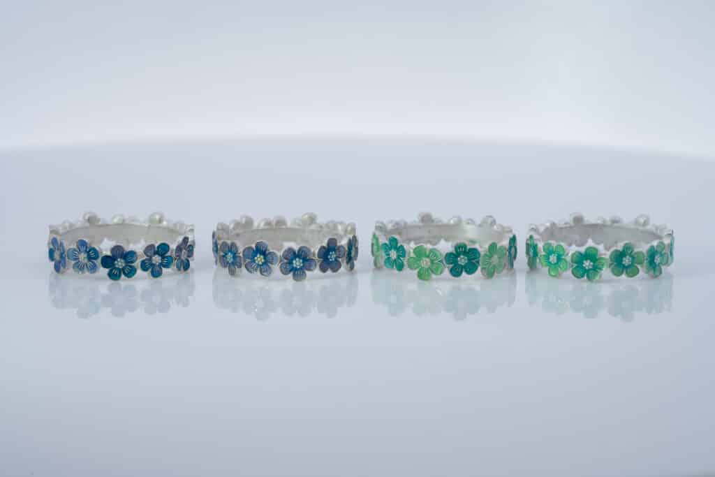 黄緑と深緑を使った花モチーフのエマーユリング①