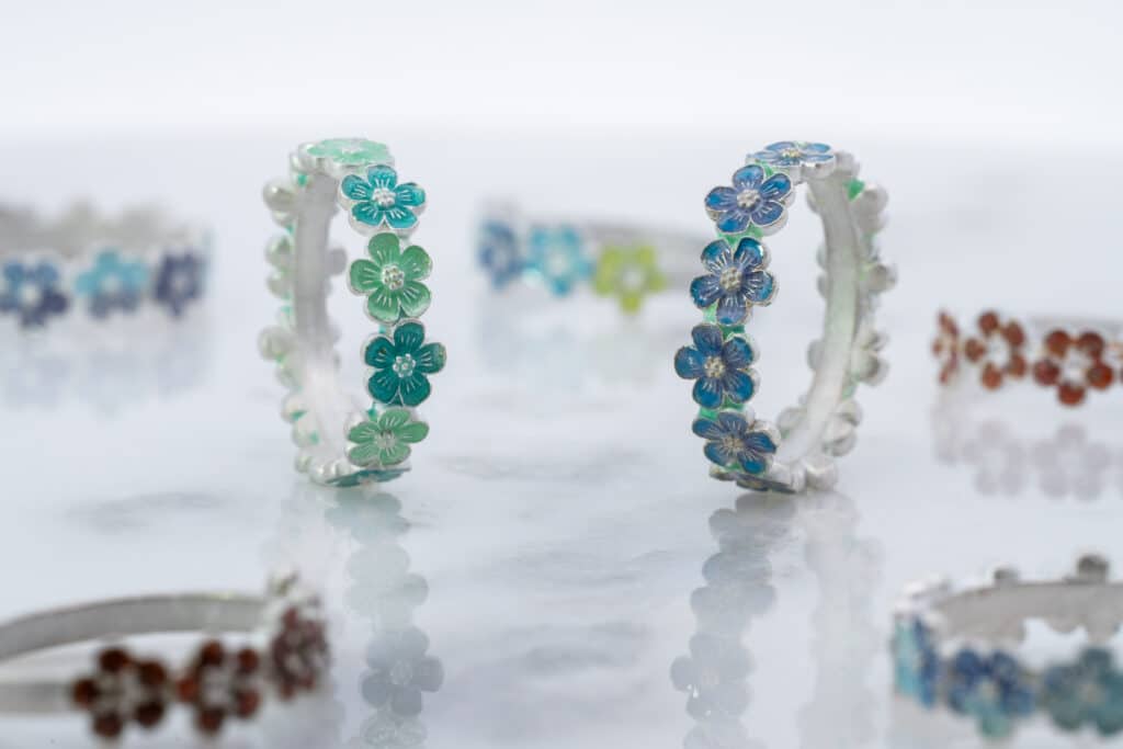 黄緑と深緑を使った花モチーフのエマーユリング①