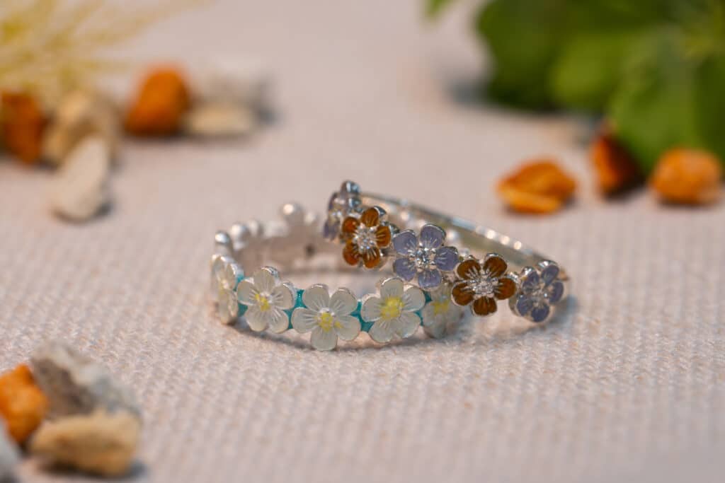 オレンジ系と紫を使った花モチーフのエマーユリング②