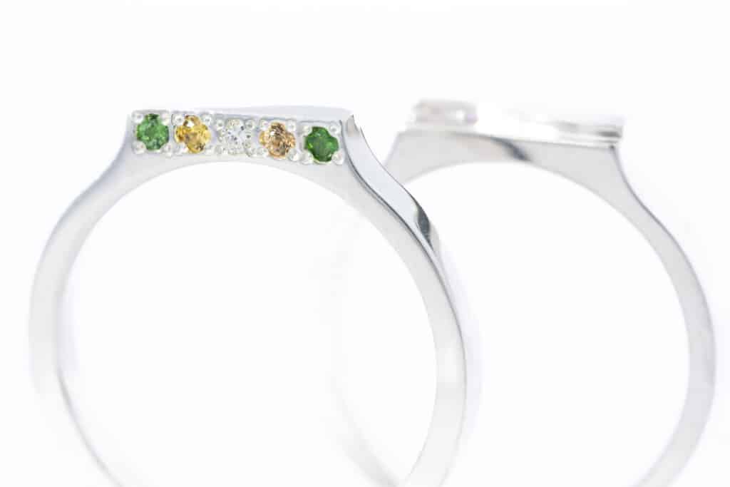 緑の宝石と黄色の宝石を石留めした指輪②