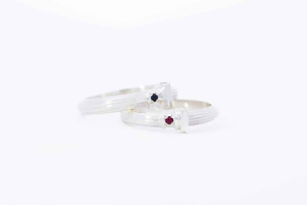 赤色の宝石を石留めした指輪（複数）