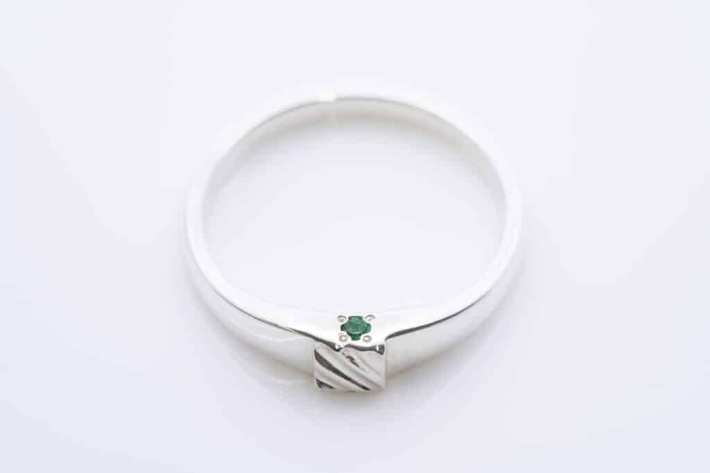 緑の宝石を石留めした指輪