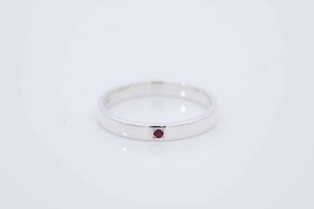 赤色の宝石を石留めした指輪