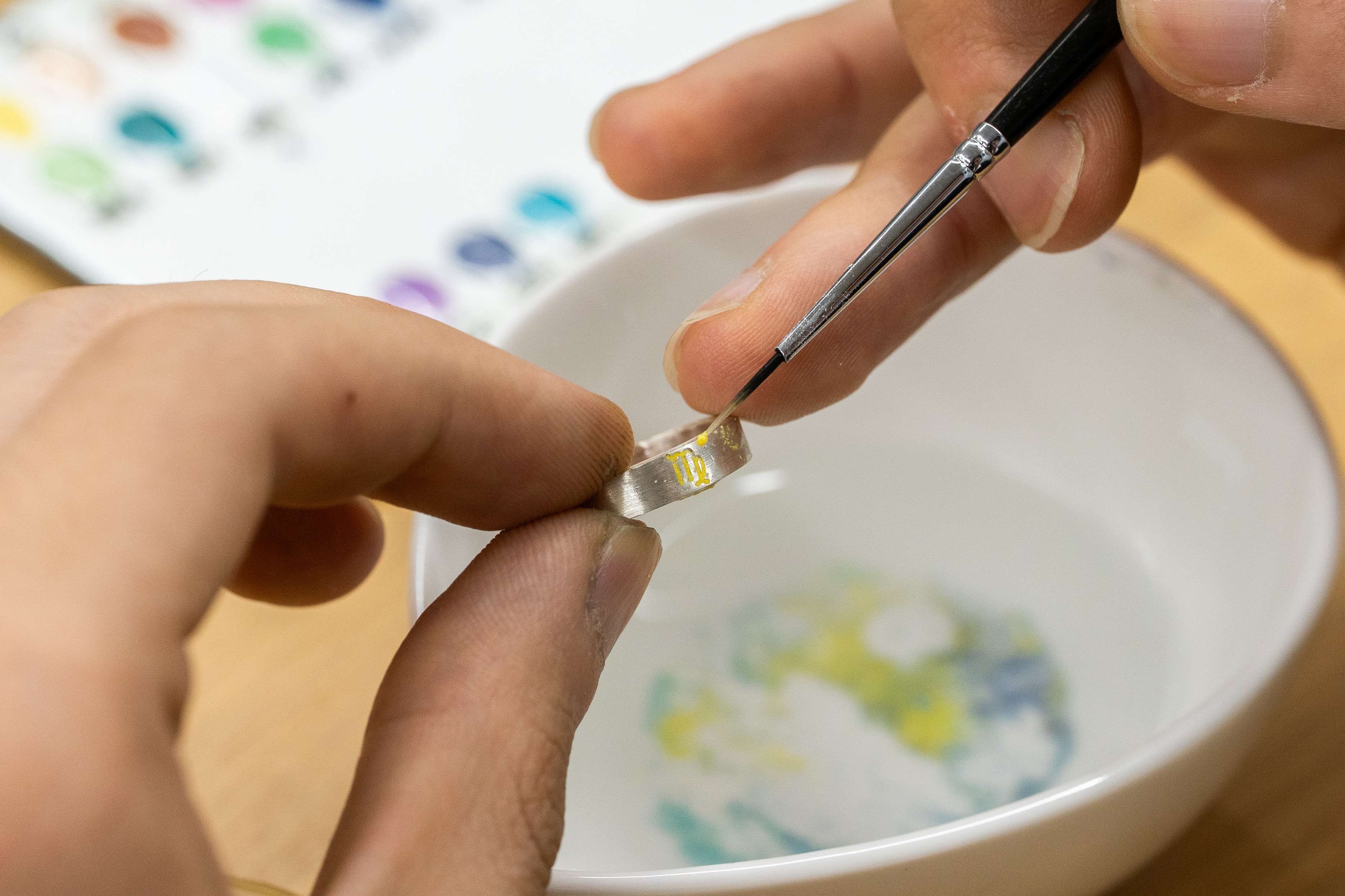 星座デザインにエマーユを施す