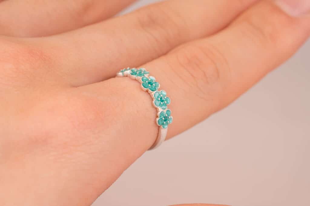 緑色の花モチーフエマーユリング（実際に手に着けたもの）