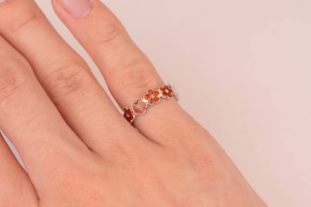 赤色の花モチーフエマーユリング（実際に手に着けたもの）