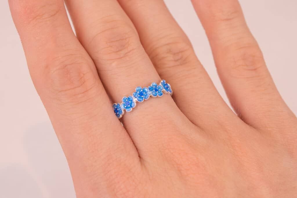 青色の花モチーフエマーユリング(実際に手に着けたもの)