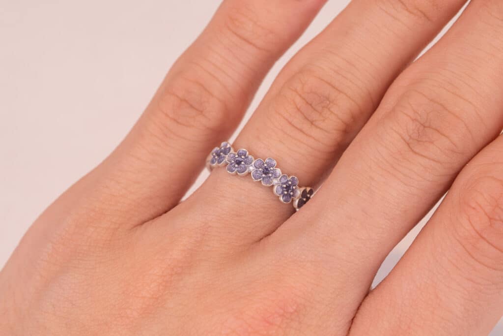 藤色の花モチーフエマーユリング（実際に手に着けたもの）