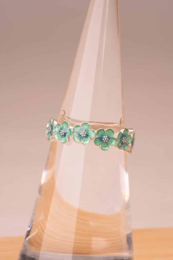 淡い緑色の花モチーフエマーユリング