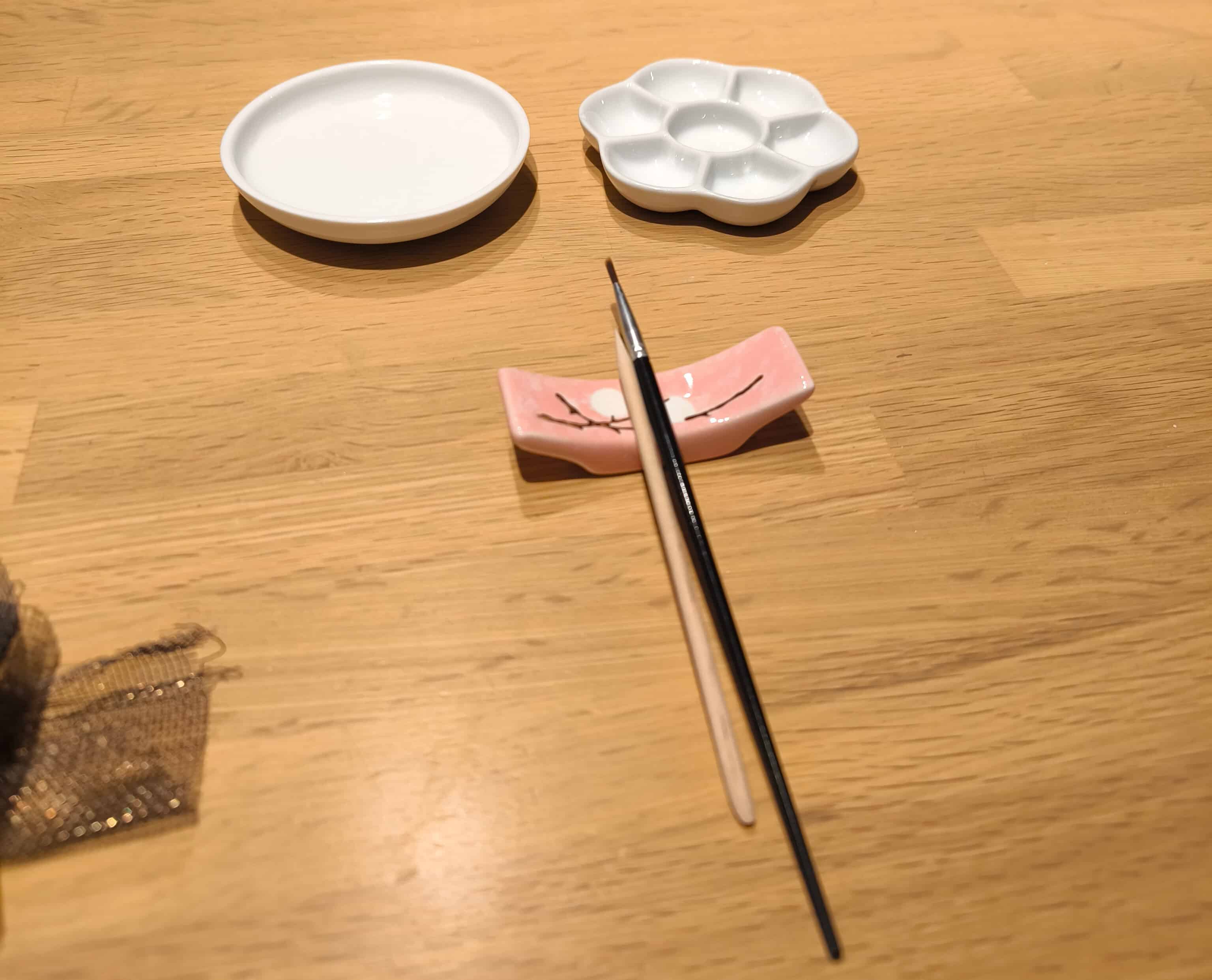 細い筆を使って色をのせる