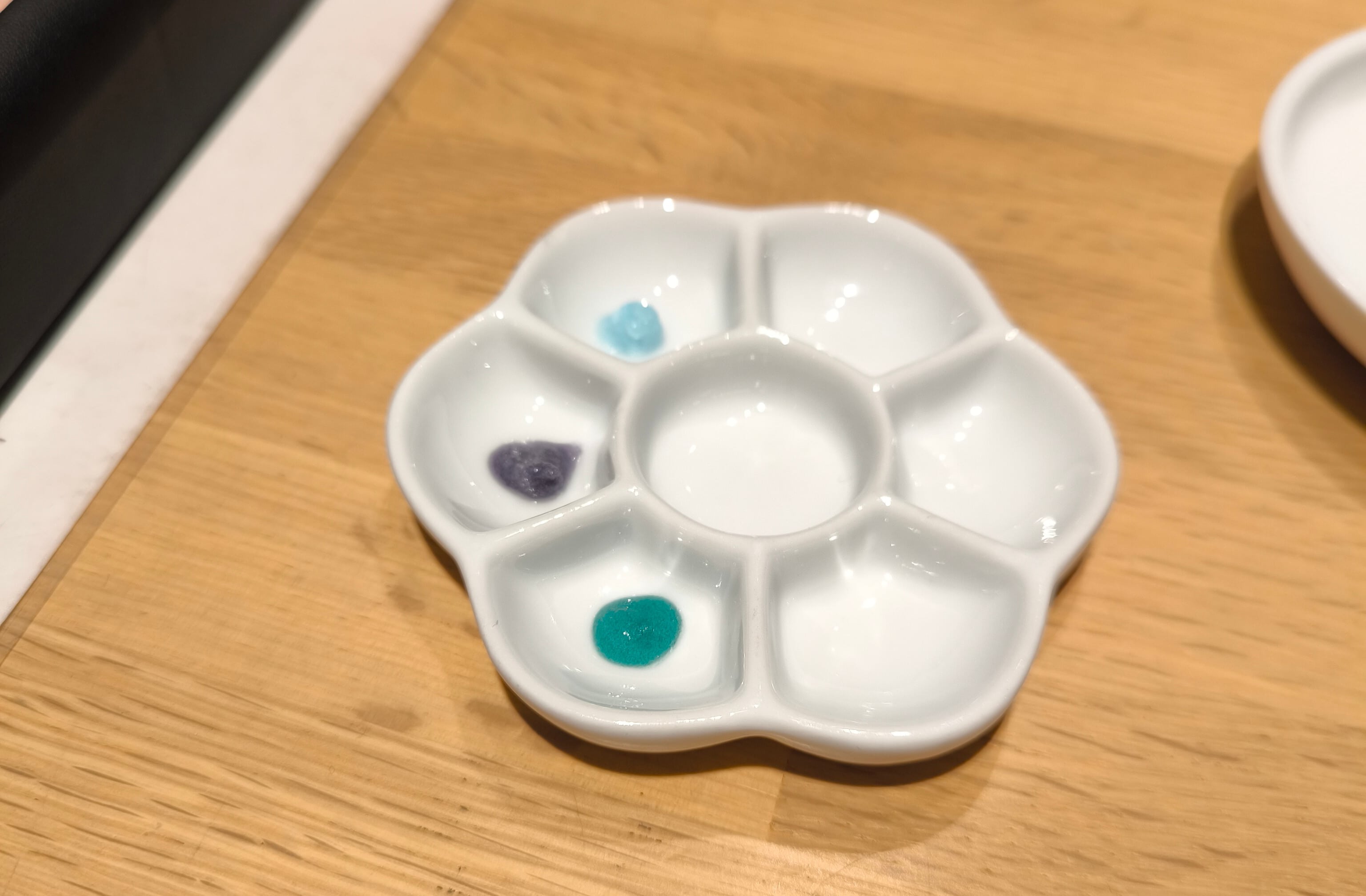 使いたい色を全てお皿に出していく