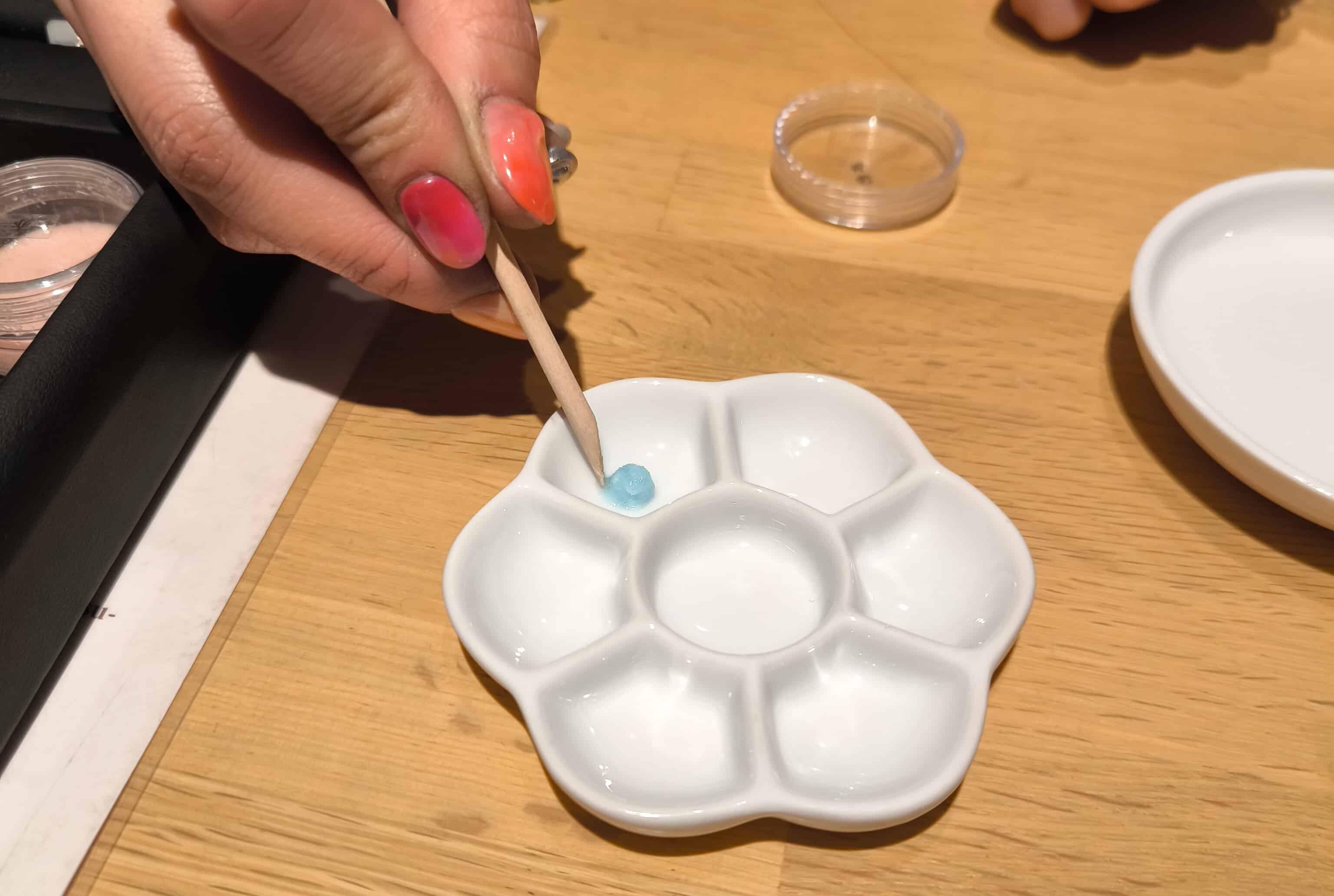 木の棒を使ってエマーユを出す