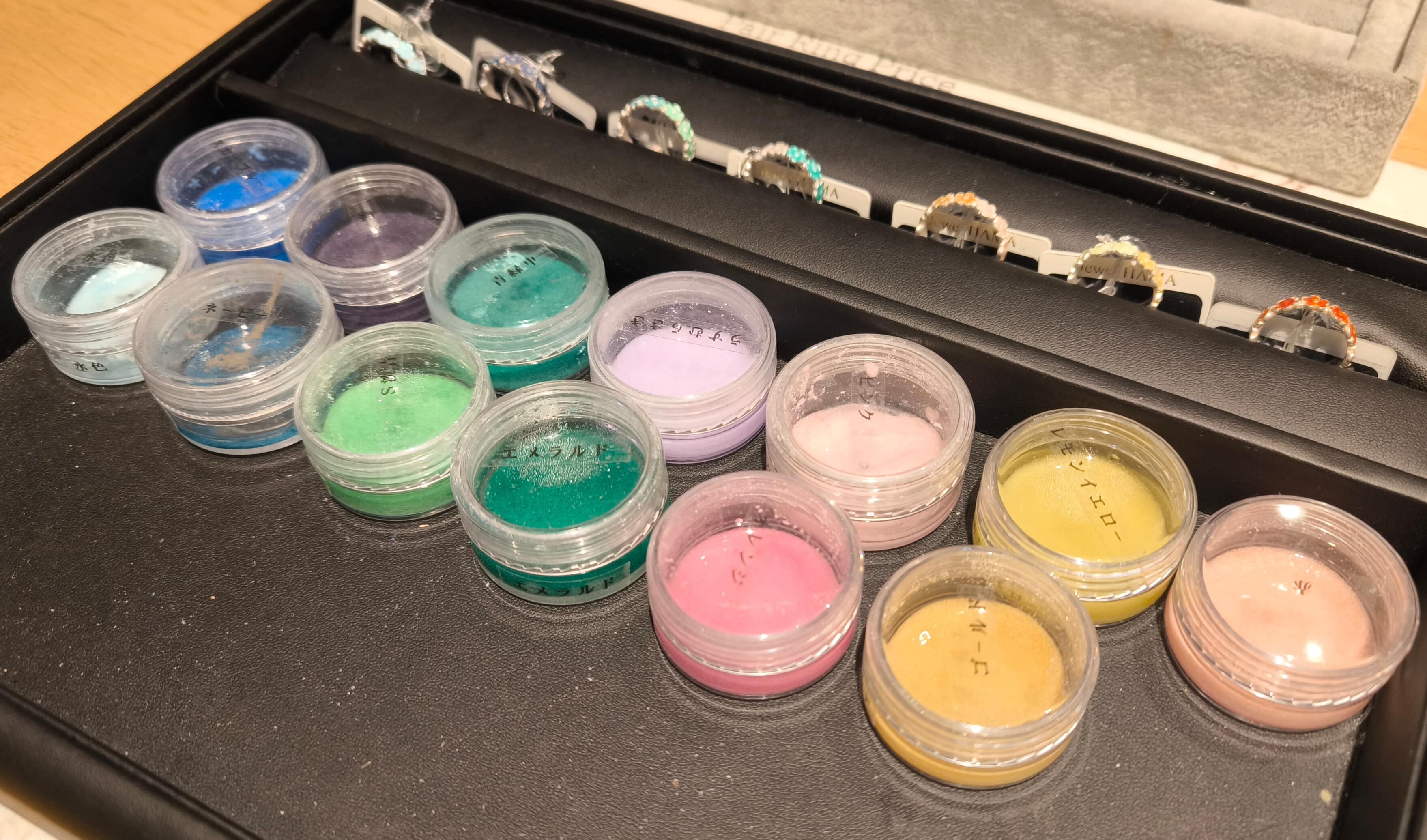 サンプルで実際の色味を見ることができる