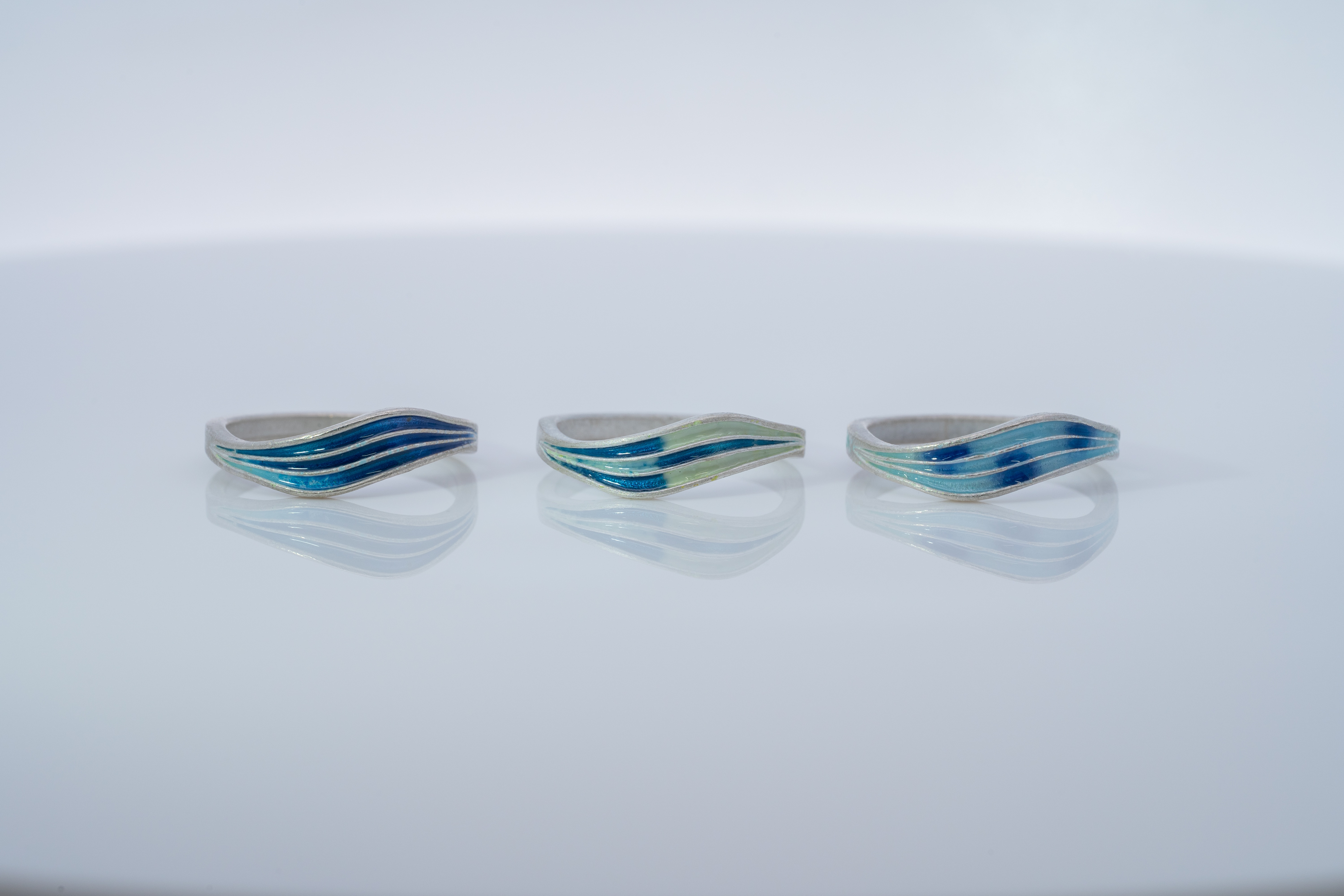 波モチーフのエマーユリング