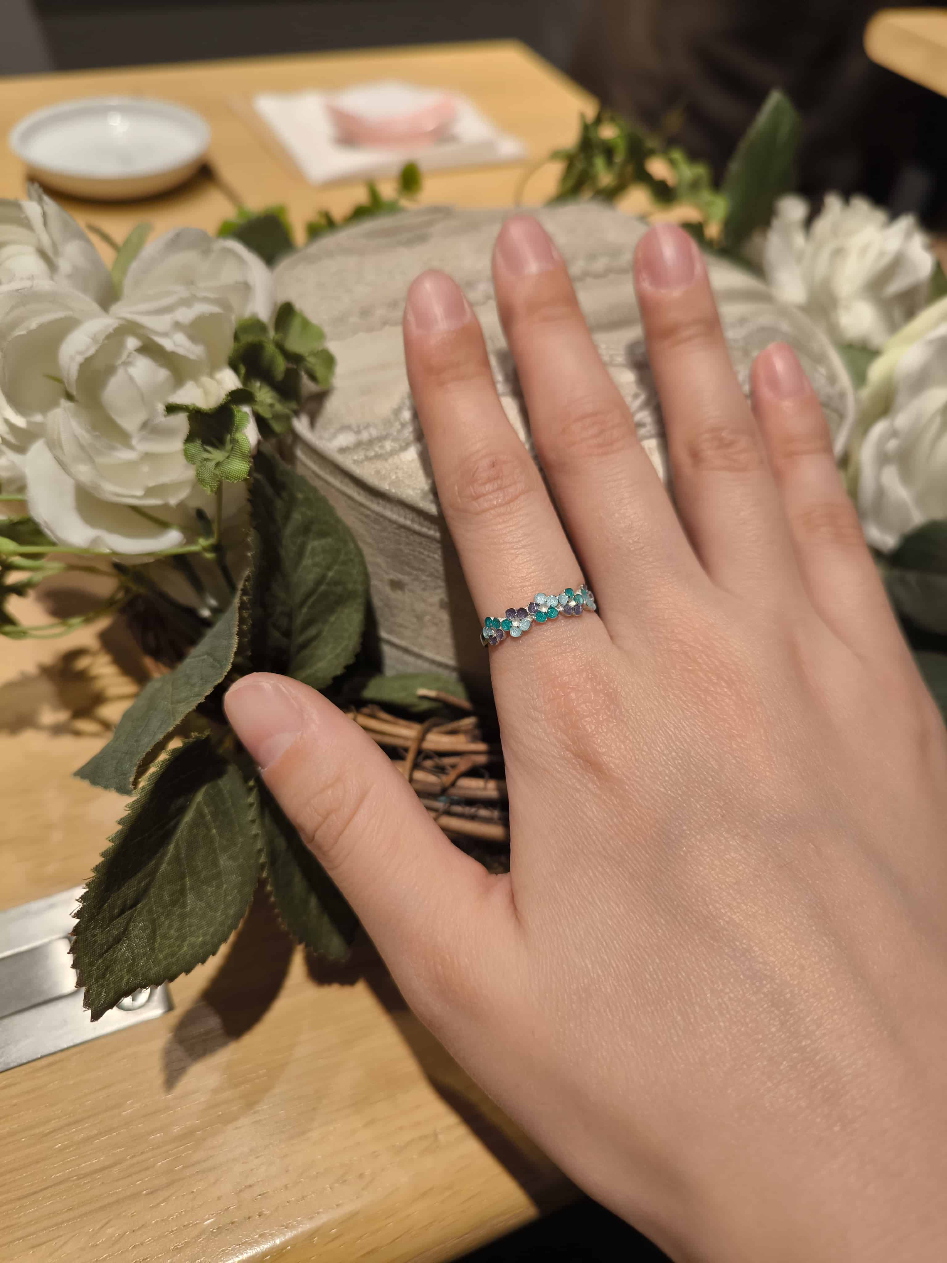 完成後すぐにエマーユリングをつけてみた