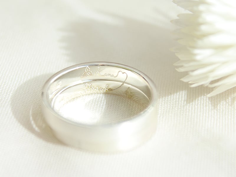 2本の指輪を並べると1つの絵が完成する刻印加工