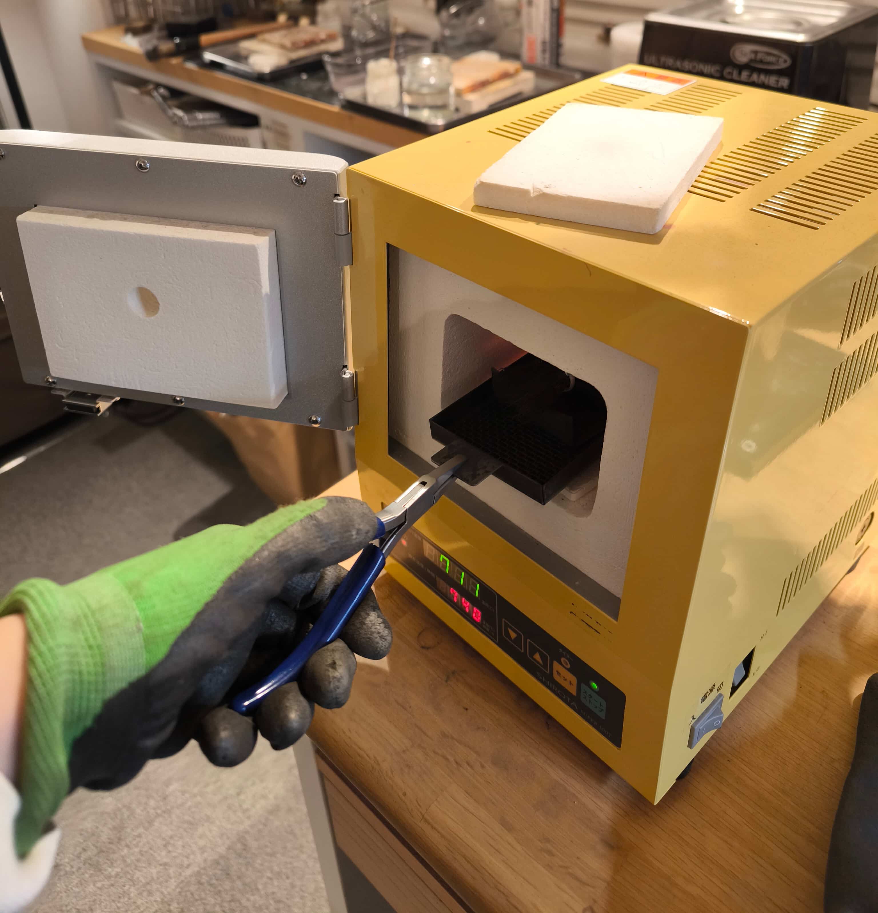 炉の中にエマーユリングを入れる