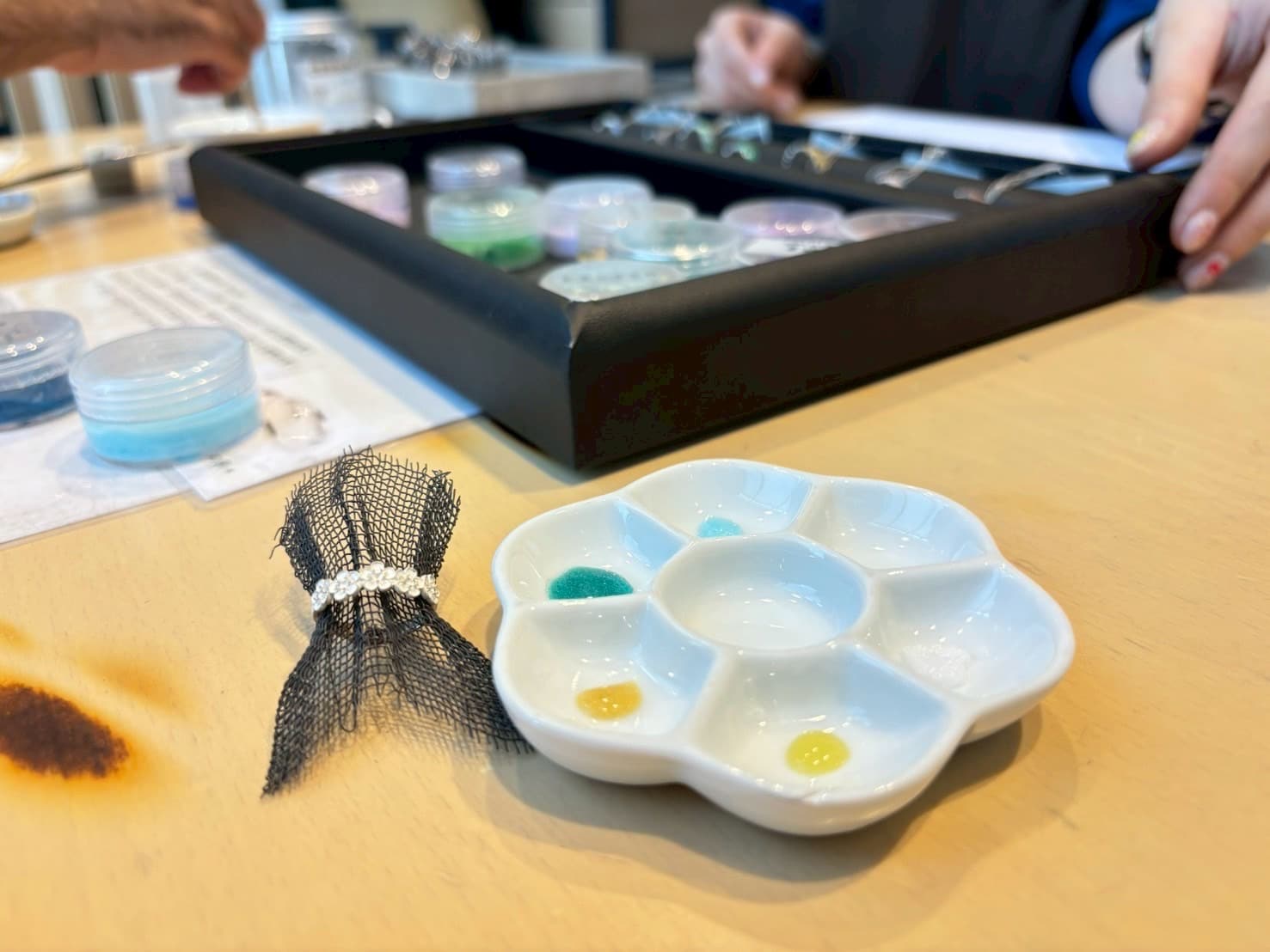 エマーユリングに使用する釉薬をすべてお皿に出す