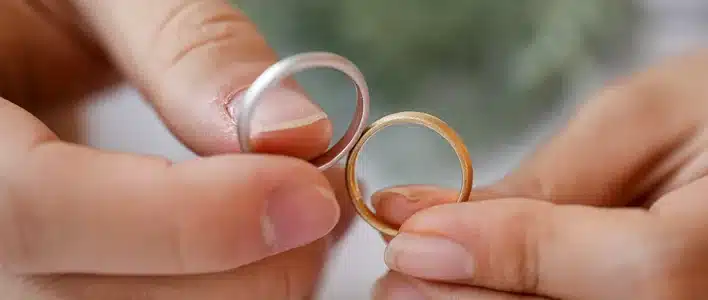 手に持ったシルバーとゴールドのペアリングを見比べている様子。
